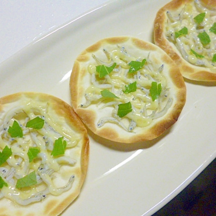簡単!おつまみ!餃子の皮で!しらすとマヨのピザ